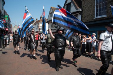 Canterbury, Kent, Birleşik Krallık, 10 Haziran 2013: Kent UK 'deki Canterbury şehrinde düzenlenen geçit töreninde mutlu gururlu insanlar ve destekçiler