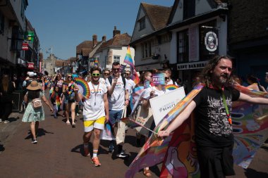 Canterbury, Kent, Birleşik Krallık, 10 Haziran 2023: Kentteki Canterbury şehrinde düzenlenen geçit töreninde mutlu insanlar ve destekçiler