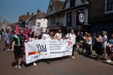 Canterbury, Kent, Birleşik Krallık, 10 Haziran 2023: Kentteki Canterbury şehrinde düzenlenen geçit töreninde mutlu insanlar ve destekçiler
