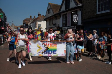 Canterbury, Kent, Birleşik Krallık, 10 Haziran 2023: Kentteki Canterbury şehrinde düzenlenen geçit töreninde mutlu insanlar ve destekçiler