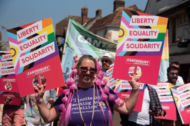 Canterbury, Kent, Birleşik Krallık, 10 Haziran 2023: Kentteki Canterbury şehrinde düzenlenen geçit töreninde mutlu insanlar ve destekçiler