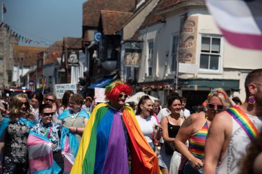 Canterbury, Kent, Birleşik Krallık, 10 Haziran 2023: Kentteki Canterbury şehrinde düzenlenen geçit töreninde mutlu insanlar ve destekçiler