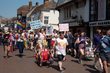 Canterbury, Kent, Birleşik Krallık, 10 Haziran 2023: Kentteki Canterbury şehrinde düzenlenen geçit töreninde mutlu insanlar ve destekçiler