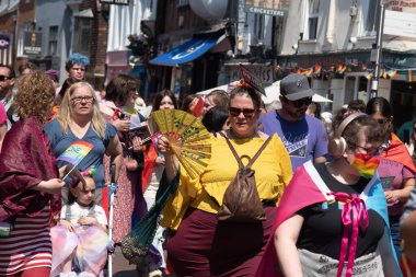 Canterbury, Kent, Birleşik Krallık, 10 Haziran 2023: Kentteki Canterbury şehrinde düzenlenen geçit töreninde mutlu insanlar ve destekçiler