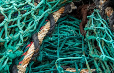 Balıkçı ipi ve naylon ağ yığını. Balık ağı görüntüsünü kapat