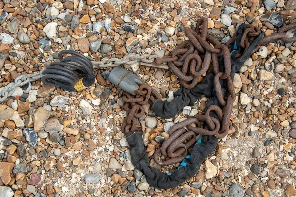 砂利の表面にロッカー付きの錆びたチェーン 車両のボートのセキュリティ — ストック写真