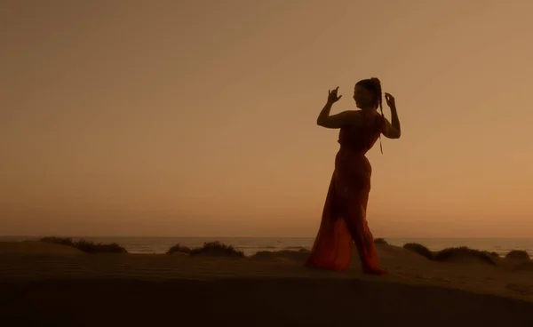 Σιλουέτα Μιας Γυναίκας Που Χορεύει Μια Αμμώδη Παραλία Ηλιοβασίλεμα Λευκή — Φωτογραφία Αρχείου