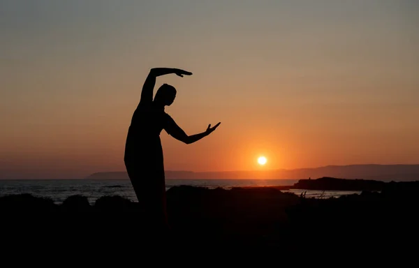 Γυναίκα Κάνει Γιόγκα Μια Αμμώδη Παραλία Ηλιοβασίλεμα Λευκή Γυναίκα Διαλογίζεται — Φωτογραφία Αρχείου