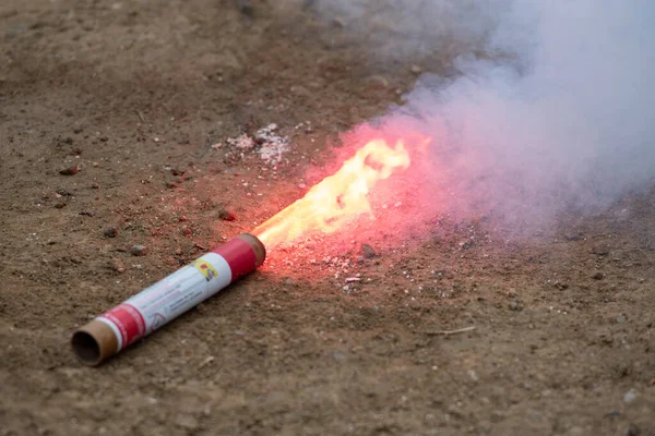 地面に燃える信号のフレアを燃やす 火と煙 — ストック写真