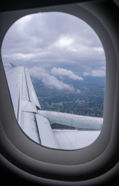 Samolot Locie Ludzie Podróżują Widok Okna Samolotu Błękitne Niebo Nad — Zdjęcie stockowe