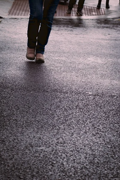 Osoba Spacerująca Przechodząca Przez Ulicę Dojeżdżający Pracy Mieście — Zdjęcie stockowe