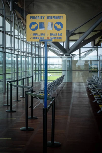 Tablón Aviso Prioritario Para Los Pasajeros Que Salen Una Terminal —  Fotos de Stock