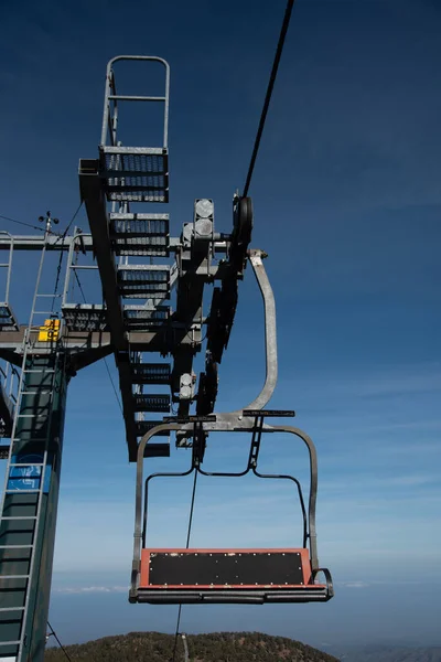 冬のスキーのための雪の斜面でスキーヤーを輸送するための空のスキーリフト — ストック写真
