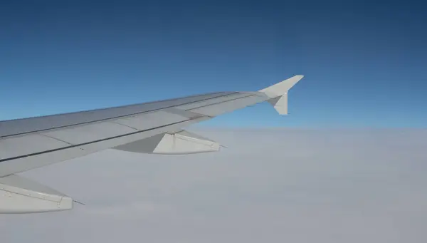 Αεροπλάνο Πτήση Άνθρωποι Ταξιδεύουν Αεροφωτογραφία Από Παράθυρο Του Αεροπλάνου Μπλε — Φωτογραφία Αρχείου