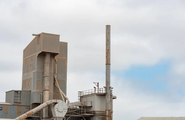 Bulutlu Gökyüzüne Karşı Bacaları Olan Metalik Sanayi Fabrikası Çevre Kirliliği — Stok fotoğraf
