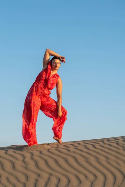 Молода Жінка Одягнена Червоне Полотно Танцюючи Піщаних Дюнах Пустелі Проти — стокове фото
