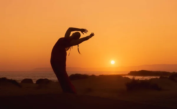 Женщина Занимается Йогой Песчаном Пляже Закате Кавказская Женщина Медитирует Открытом — стоковое фото