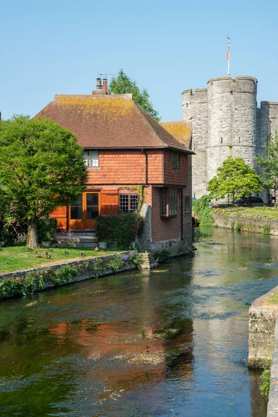 Stadsbilden Canterbury Kent Med West Gate Tower Och Kanal River — Stockfoto