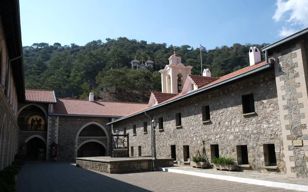 Kykkos, Lefkoşe, Kıbrıs, 7 Ağustos 2021: Krodos 'taki Troodos dağlarındaki ünlü Hıristiyan Ortodoks Manastırı