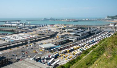 Dover, Birleşik Krallık, Haziran 09 2023: Dover liman istasyonunda kamyonlar. Dover limanı Avrupa 'yı Birleşik Krallık' a bağlar ve yolcu, araç ve kargoyla ilgilenir.