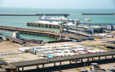 Dover, Birleşik Krallık, Haziran 09 2023: Dover limanında kamyonlar ve feribotlar. Dover limanı Avrupa 'yı Birleşik Krallık' a bağlar ve yolcu, araç ve kargoyla ilgilenir.