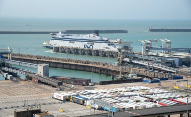 Dover, Birleşik Krallık, Haziran 09 2023: Dover limanında kamyonlar ve feribotlar. Dover limanı Avrupa 'yı Birleşik Krallık' a bağlar ve yolcu, araç ve kargoyla ilgilenir.