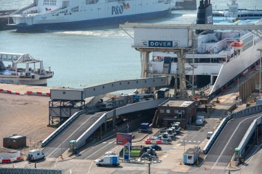 Dover, Birleşik Krallık, Haziran 09 2023: Dover liman istasyonunda kamyonlar. Dover limanı Avrupa 'yı Birleşik Krallık' a bağlar ve yolcu, araç ve kargoyla ilgilenir.