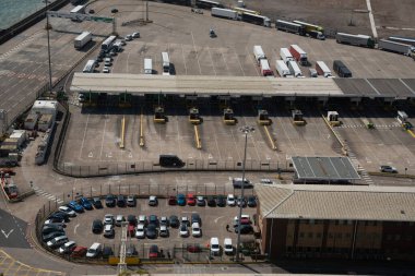 Dover, Birleşik Krallık, Haziran 09 2023: Dover liman istasyonunda kamyonlar. Dover limanı Avrupa 'yı Birleşik Krallık' a bağlar ve yolcu, araç ve kargoyla ilgilenir.