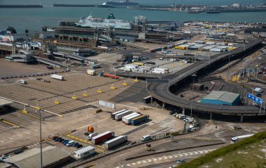 Dover, Birleşik Krallık, Haziran 09 2023: Dover liman istasyonunda kamyonlar. Dover limanı Avrupa 'yı Birleşik Krallık' a bağlar ve yolcu, araç ve kargoyla ilgilenir.