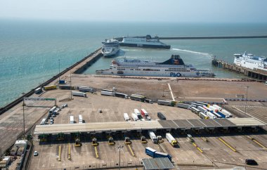 Dover, Birleşik Krallık, Haziran 09 2023: Dover liman istasyonunda kamyonlar. Dover limanı Avrupa 'yı Birleşik Krallık' a bağlar ve yolcu, araç ve kargoyla ilgilenir.