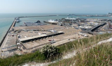 Dover, Birleşik Krallık, Haziran 09 2023: Dover liman istasyonunda kamyonlar. Dover limanı Avrupa 'yı Birleşik Krallık' a bağlar ve yolcu, araç ve kargoyla ilgilenir.