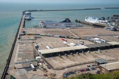 Dover, Birleşik Krallık, Haziran 09 2023: Dover liman istasyonunda kamyonlar. Dover limanı Avrupa 'yı Birleşik Krallık' a bağlar ve yolcu, araç ve kargoyla ilgilenir.