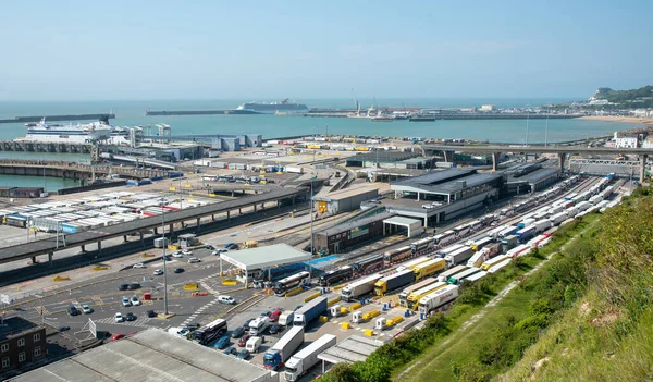 ドーバー イギリス 2023年6月9日 ドーバードック駅のポート上のトラック ドーバー港はヨーロッパとイギリスを接続し 貨物を処理します — ストック写真