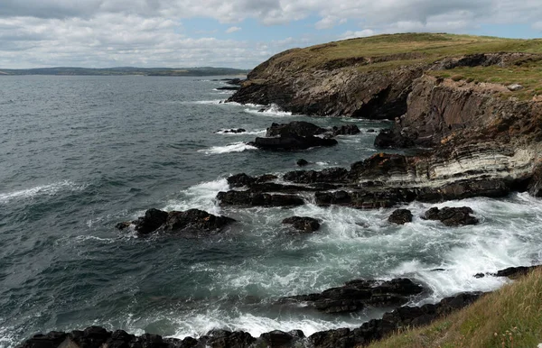 Felsige Küstenregion Mit Windigen Wellen Die Auf Die Felsen Krachen — Stockfoto