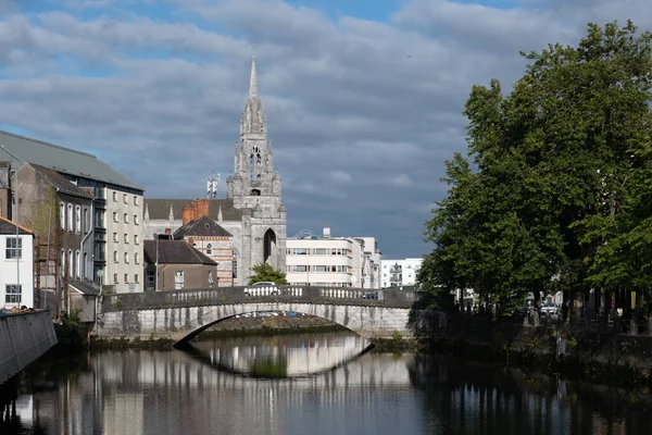 Miejski Pejzaż Miasta Cork Kościołem Świętej Trójcy Rzeką Lee Irlandia — Zdjęcie stockowe
