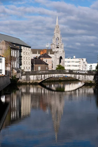 Stadsbild Korkstad Med Helig Treenighetskyrka Och Lee River Irland Europa — Stockfoto