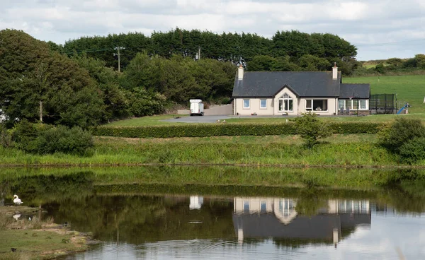 Traditional Countryside House Nature Reflect Lake Peaceful Lifestyle Outdoor Ireland — Stock Photo, Image
