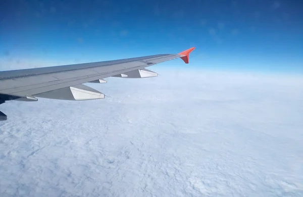 Самолет Полете Люди Путешествуют Вид Воздуха Окна Самолета Синее Небо — стоковое фото