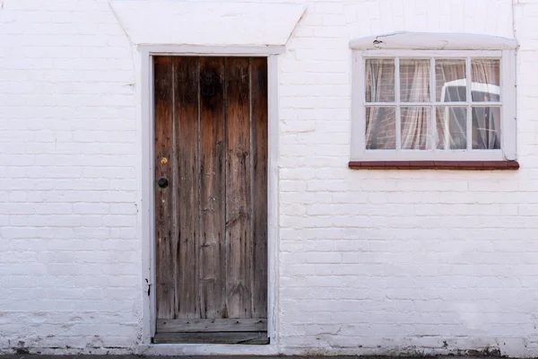 Tradycyjny Angielski Dom Przednim Wejściem Biała Ściana Zamknięte Drzwi — Zdjęcie stockowe