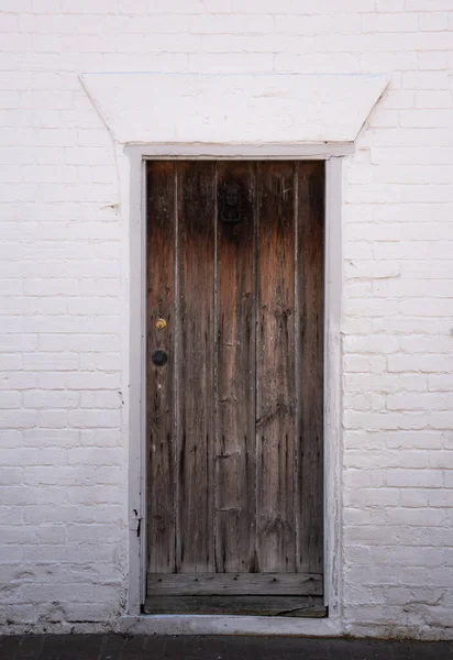 Casa Tradicional Inglesa Com Entrada Frontal Parede Branca Porta Fechada — Fotografia de Stock