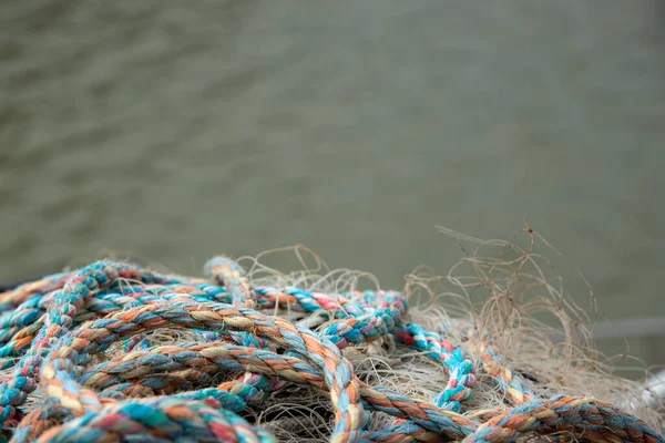 Haufen Fischerseile Und Nylonnetze Nahaufnahme Des Netzes Gegen Das Meer — Stockfoto