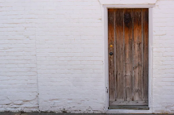 Tradycyjny Angielski Dom Przednim Wejściem Biała Ściana Zamknięte Drzwi — Zdjęcie stockowe