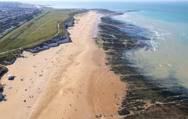Broadstairs Kent İngiltere 'deki botanik körfezi kumsalının insansız hava görüntüsü.