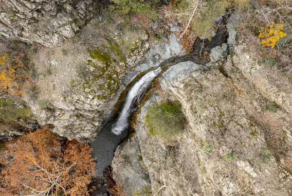 Drone Aéreo Cachoeira Que Flui Penhasco Rochoso Outono Natureza Paisagem — Fotografia de Stock