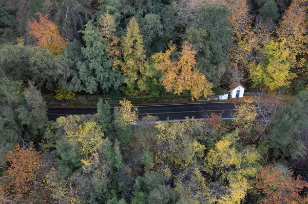 Drone Scenario Aereo Strada Montagna Asfaltata Autunno Paesaggio Idilliaco Stagione — Foto Stock