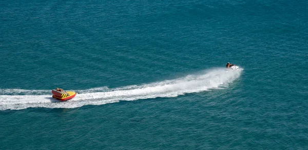 Gente Divierte Con Los Deportes Acuáticos Mar Las Vacaciones Verano — Foto de Stock