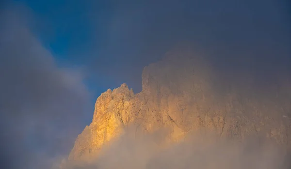 日出时分 多雾的岩石山景映衬着蓝天 意大利Passo Sella South Tyrol的白云石 — 图库照片
