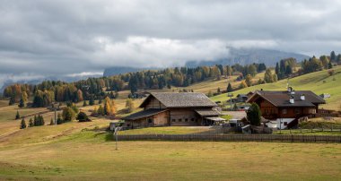 Tepedeki ahşap seyahat kulübesi turist evleri. Alpe di siusi Seiser İtalya.