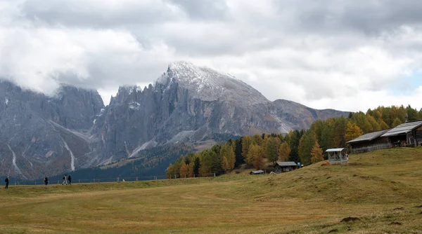 Landscape Beautiful Autumn Meadow Field Amazing Dolomite Rocky Peaks Valley — Stock Photo, Image