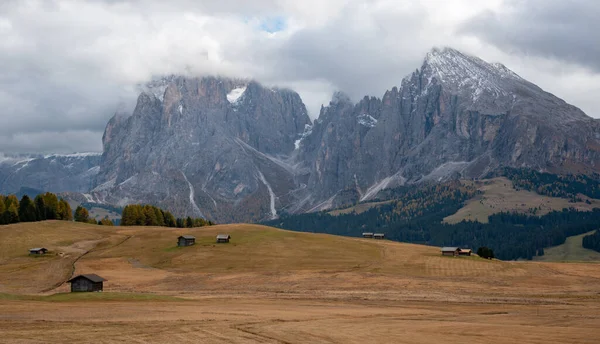 Landscape Beautiful Autumn Meadow Field Amazing Dolomite Rocky Peaks Valley — Stock Photo, Image